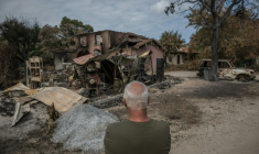 Un habitant devant les ruines de sa maison ravagée par les flammes dans la commune de Le Porge, le 31 juillet 2026  ( AFP / Ed JONES )