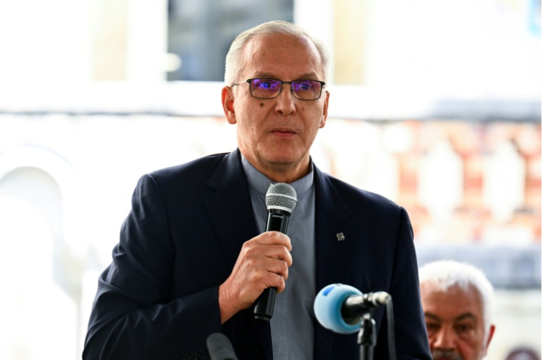 Gustavo Eduardo Agin, supérieur général des frères de Bétharram, fait une déclaration lors de la remise du rapport de la commission d'enquête de la FIJD sur le collège catholique "Le Beau Rameau" à Lestelle-Betharram, le 20 juin 2026 dans les Pyrénées-Atlantiques ( AFP / Gaizka IROZ )