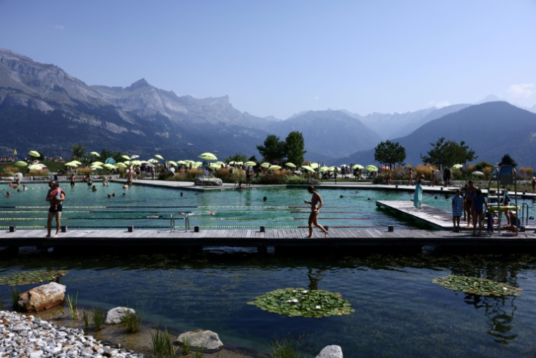Vue du plan d'eau biotope et de ses bassins de filtration naturelle, à Combloux, en Haute-Savoie, le 12 août 2026 ( AFP / Alex MARTIN )