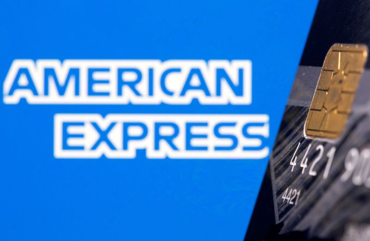 Une carte de crédit devant le logo American Express