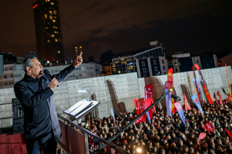 Özgür Özel, le chef du Parti républicain du peuple (CHP), principale force de l'opposition turque, lors d'un meeting à Istanbul, le 9 avril 2025 ( AFP / Yasin AKGUL )