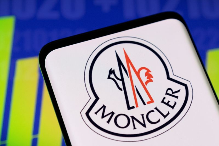 Illustration du logo de Moncler et d'un graphique boursier