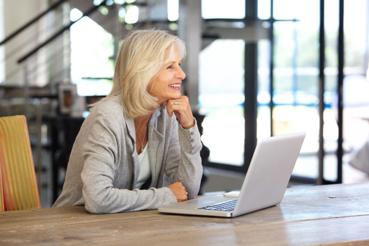 Le dispositif cumul emploi-retraite permet de travailler tout en percevant une pension. crédit photo : mimagephotography/Shutterstock / mimagephotography