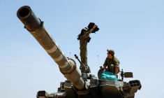 Des soldats israéliens dans un char près de la frontière entre Israël et Gaza