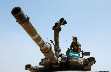 Des soldats israéliens dans un char près de la frontière entre Israël et Gaza