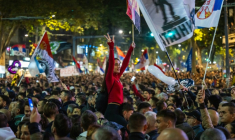 Des étudiants et leurs soutiens rassemblés à Belgrade, le 22 octobre 2026 en Serbie, en amont des élections législatives anticipées du 25 octobre ( AFP / Andrej ISAKOVIC )