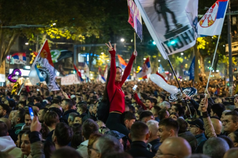 Des étudiants et leurs soutiens rassemblés à Belgrade, le 22 octobre 2026 en Serbie, en amont des élections législatives anticipées du 25 octobre ( AFP / Andrej ISAKOVIC )