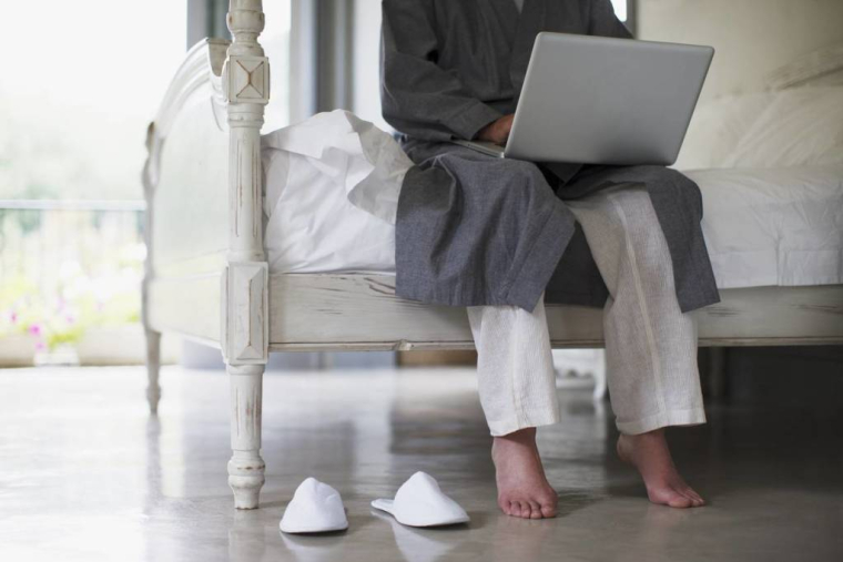 Une pantoufle connectée pour aider les personnes âgées à ne pas chuter / iStock.com - Tom Merton