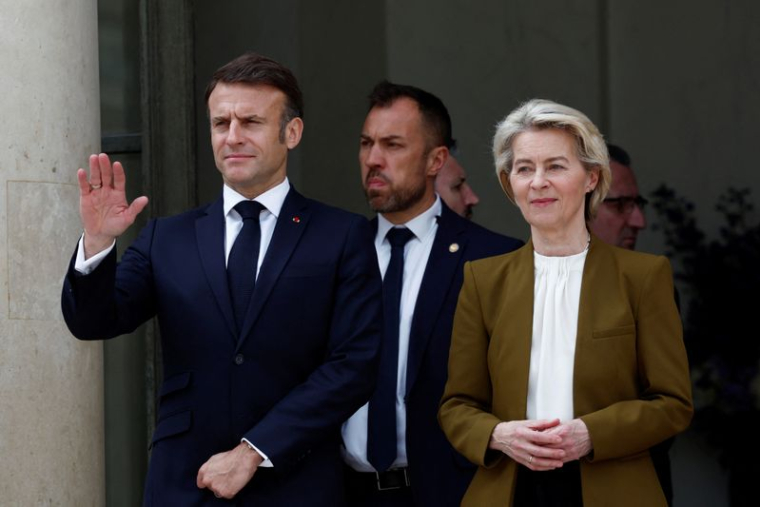 Le président français Emmanuel Macron et la présidente de la Commission européenne Ursula von der Leyen au palais de l'Élysée à Paris