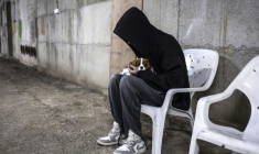 Un homme serre son chien dans ses bras dans un parking souterrain servant d'abri anti-bombes lors d'une alerte à Tel Aviv, le 12 mars 2026 en Israël ( AFP / OLYMPIA DE MAISMONT )