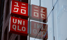 Le logo Uniqlo de Fast Retailing sur les panneaux d'un magasin à Tokyo