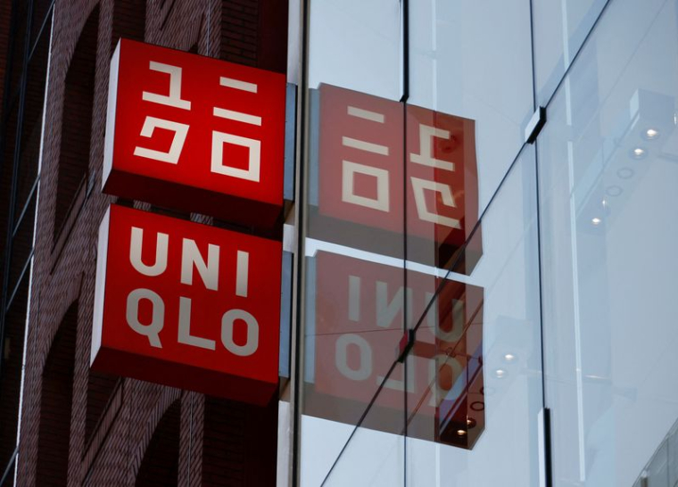 Le logo Uniqlo de Fast Retailing sur les panneaux d'un magasin à Tokyo