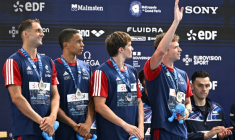L'équipe de France, lancée par Léon Marchand (bras levé) et avec Roman Fuchs, Sauveur Cristofini et Pierre Largeron, a décroché la médaille d'argent du 4x200 m aux Europes de natation au Centre aquatique olympique de Saint-Denis, le 10 août 2026. ( AFP / JULIEN DE ROSA )