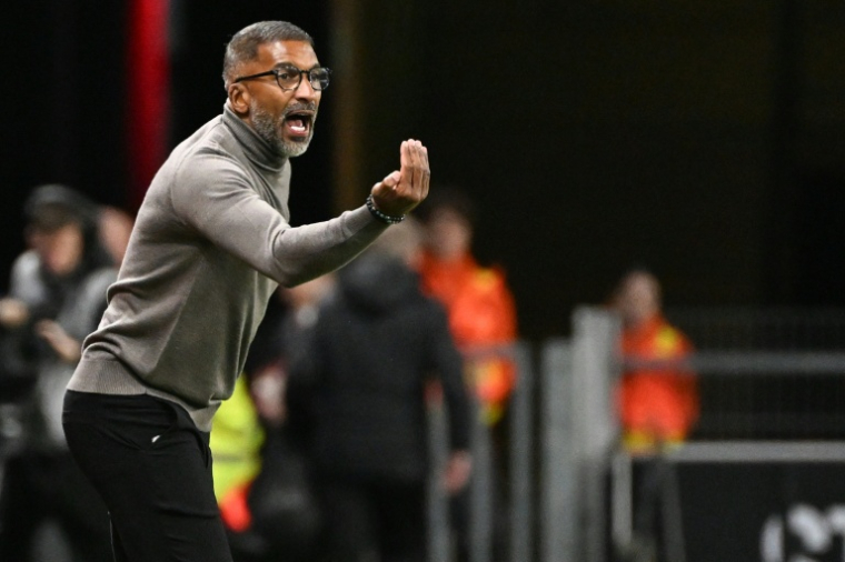 L'entraineur de Rennes Habib Beye lors de la rencontre face à Nice, à Rennes, le 26 octobre 2025 ( AFP / Sebastien Salom-Gomis )