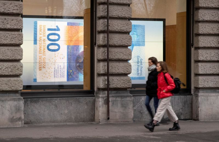 Une projection montre un billet de 100 francs dans une vitrine à Zurich