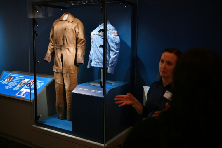 La combinaison de vol de la pilote Amelia Earhart (g) et veste de vol de l'astronaute Sally Ride lors d'une avant-première presse de l'exposition "American Aspirations" au Smithsonian à Washington, le 28 mai 2026 ( AFP / Mandel NGAN )