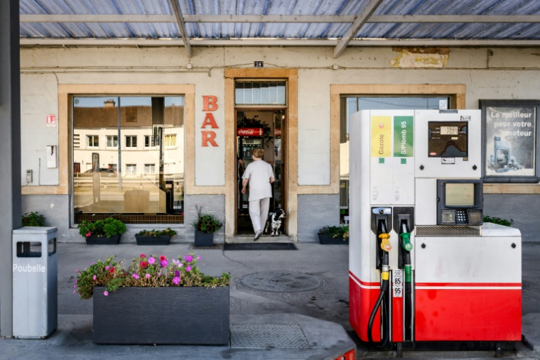 Un client rentre dans une station-service indépendante qui fait aussi bar à Paray-le-Monial, en Saône-et-Loire, le 22 septembre 2026 ( AFP / ARNAUD FINISTRE )