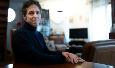 Le chercheur Laurent Vinatier, arrêté en Russie en juin 2024 et libéré en janvier 2026, dans sa maison familiale à Issy-les-Moulineaux, le 23 janvier 2026 dans les Hauts de Seine ( AFP / JOEL SAGET )