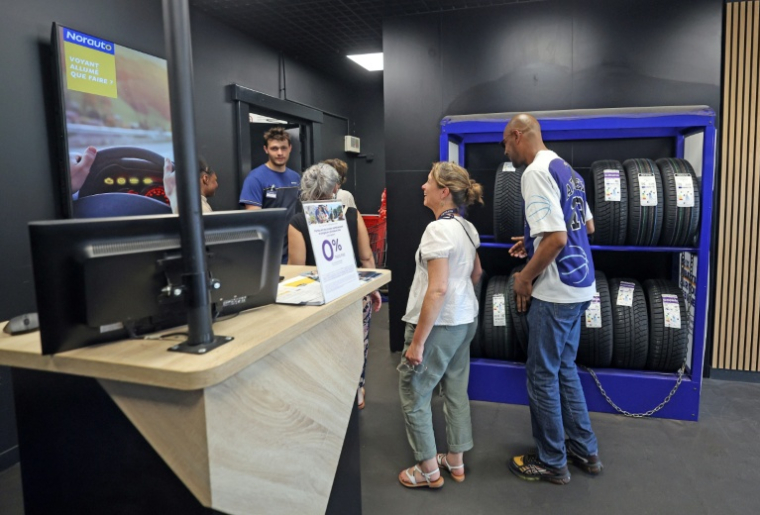 D'anciens détenus participent à une journée organisée par la Fondation M6, qui oeuvre pour leur réinsertion, dans un garage Norauto, à Villeneuve-d'Ascq, le 24 juin 2026 ( AFP / Francois LO PRESTI )