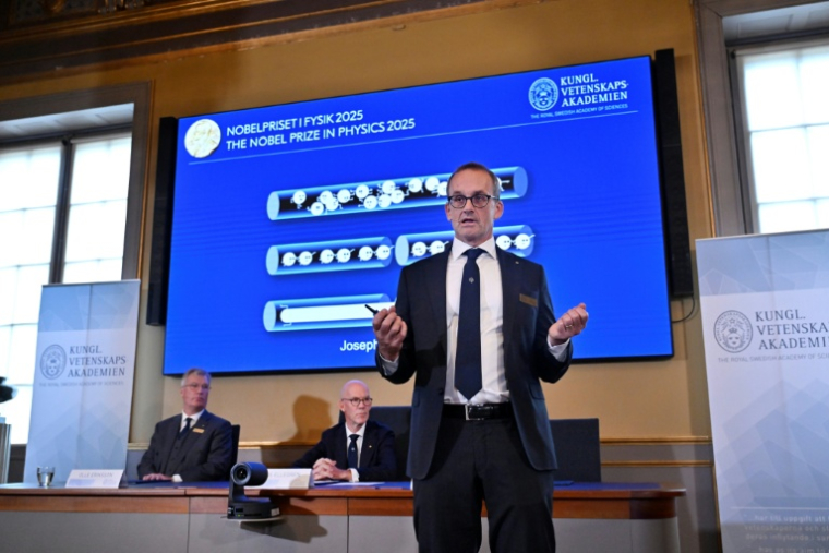Goeran Johansson, membre du comité Nobel de physique, explique le domaine scientifique des lauréats du prix Nobel de Physique 2025 lors d'une conférence de presse à l'Académie royale des sciences de Suède, le 7 octobre 2025 à Stockholm ( TT NEWS AGENCY / Christine Olsson/TT )