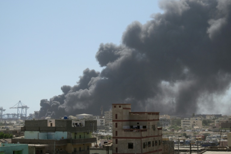 Nuage de fumée au-dessus du port de Port-Soudan après une frappe de drone, le 6 mai 2025 ( AFP / - )