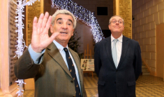 Le maire LR de Tarbes, Gérard Trémège (à gauche), à la mairie de la ville le 18 décembre 2013 ( AFP / LAURENT DARD )