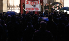 Une cérémonie d’hommage lors d’un rassemblement en soutien au militant d’extrême droite Quentin Deranque, à Nantes, le 18 février 2026 ( AFP / Sebastien Salom-Gomis )