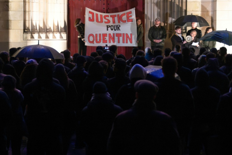 Une cérémonie d’hommage lors d’un rassemblement en soutien au militant d’extrême droite Quentin Deranque, à Nantes, le 18 février 2026 ( AFP / Sebastien Salom-Gomis )