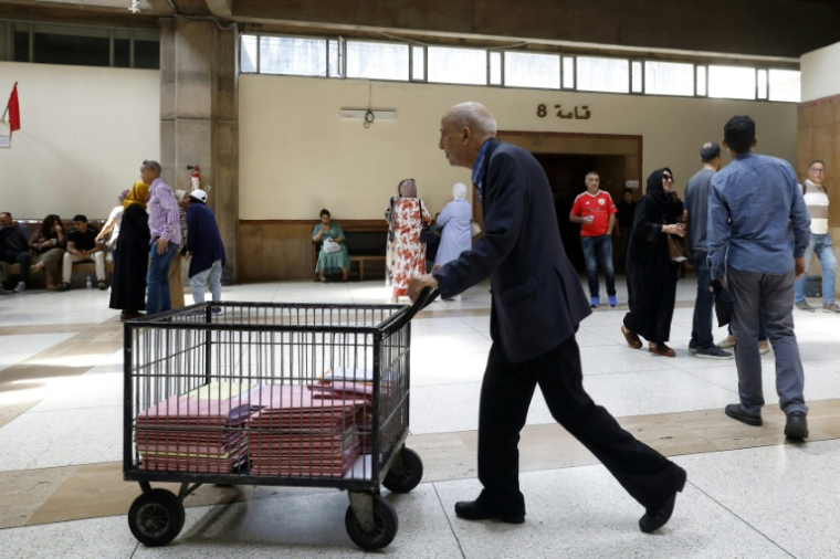 Un employé judiciaire pousse un charriot contenant des dossiers à la Cour d'appel de Casablanca, le 25 juin 2026 ( AFP / Abdel Majid BZIOUAT )