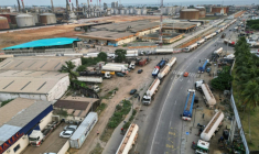 (Photo d'archives) Des camions-citernes maliens chargent des cargaisons de carburant dans une raffinerie d'Abidjan, en Côte d'Ivoire, le 15 janvier 2026 ( AFP / Issouf SANOGO )