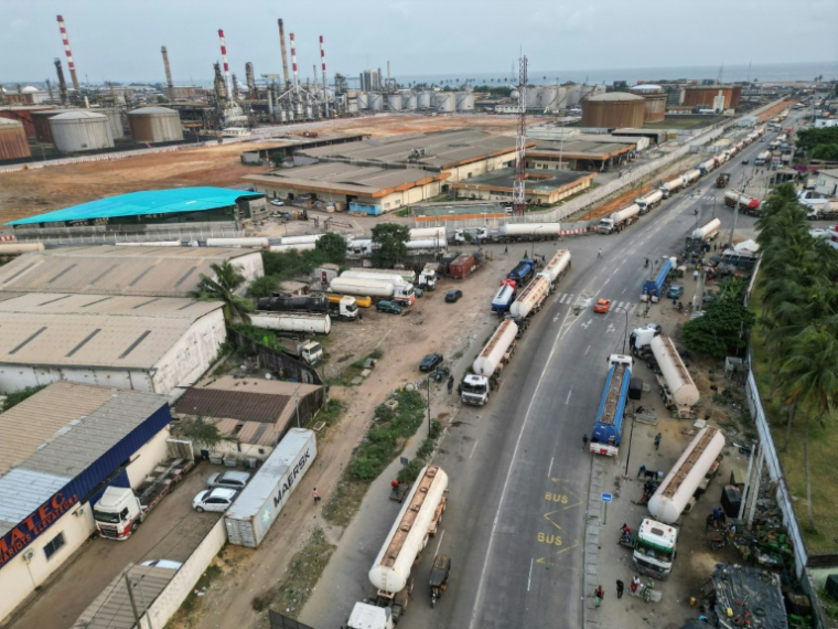(Photo d'archives) Des camions-citernes maliens chargent des cargaisons de carburant dans une raffinerie d'Abidjan, en Côte d'Ivoire, le 15 janvier 2026 ( AFP / Issouf SANOGO )