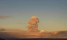 Un immense panache de cendres se dégage du volcan Chiveloutch, sur la péninsule russe du Kamtchatka, le 28 janvier 2026 ( Kamchatka branch of the Federal Research Center Geophysical Service of Russian Academy of Sciences / Handout )