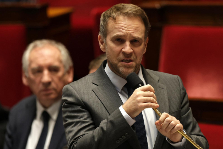 Marc Ferracci, ministre chargé de l'Industrie et de l'Énergie (à droite), prononce un discours devant le Premier ministre français François Bayrou (à gauche) lors d'une séance de questions au gouvernement à l'Assemblée nationale, à Paris le 11 février 2025. ( AFP / THIBAUD MORITZ )