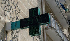 Un thermomètre de pharmacie indique une température de 39°C à Paris, le 13 juillet 2026 lors d'un épisode de canicule en France ( AFP / Martin LELIEVRE )