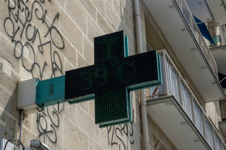 Un thermomètre de pharmacie indique une température de 39°C à Paris, le 13 juillet 2026 lors d'un épisode de canicule en France ( AFP / Martin LELIEVRE )