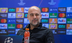 Pep Guardiola explique à Xabi Alonso comment uriner