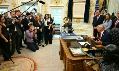 Donald Trump face à la presse dans son bureau de la Maison Blanche le 18 septembre 2026 ( AFP / Jim WATSON )