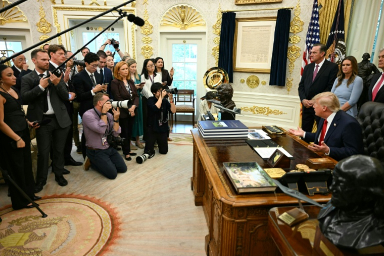Donald Trump face à la presse dans son bureau de la Maison Blanche le 18 septembre 2026 ( AFP / Jim WATSON )
