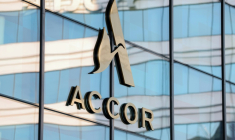 Le logo d'Accor au siège du groupe hôtelier à Issy-les-Moulineaux, le 19mars 2026 dans les Hauts-de-Seine ( AFP / Charlotte SIEMON )