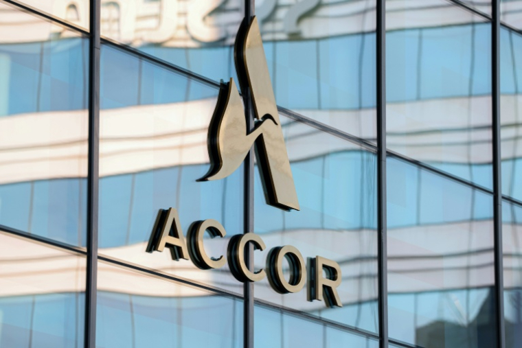 Le logo d'Accor au siège du groupe hôtelier à Issy-les-Moulineaux, le 19mars 2026 dans les Hauts-de-Seine ( AFP / Charlotte SIEMON )