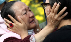 FRANCE: UNE FAMILLE AFGHANE RÉUNIE DANS DES LARMES DE JOIE