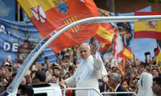 Le pape Léon XIV salue la foule à son arrivée à la basilique de la Sagrada Familia pour y célébrer une messe et bénir la tour Jésus-Christ, le 10 juin 2026 à Barcelone, en Espane ( AFP / Manaure QUINTERO )