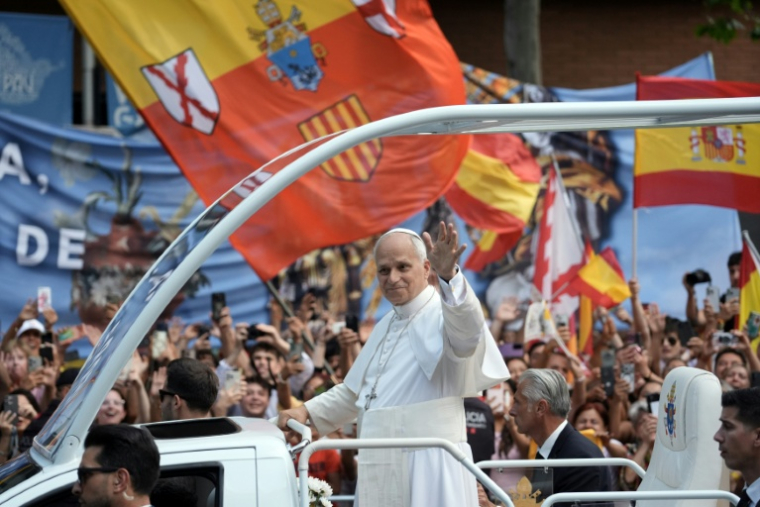 Le pape Léon XIV salue la foule à son arrivée à la basilique de la Sagrada Familia pour y célébrer une messe et bénir la tour Jésus-Christ, le 10 juin 2026 à Barcelone, en Espane ( AFP / Manaure QUINTERO )