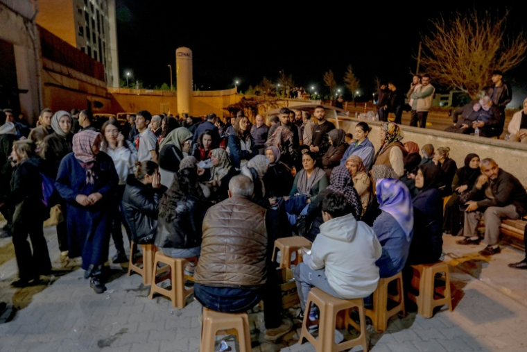 Des familles de victimes de la tuerie scolaire de Kahramanmaras, à l'entrée d'un hôpital, le 15 avril 2026  ( AFP / Orhan ERKILIC )