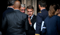 Le chef de l'Etat Emmanuel Macron aux obséques de François Patriat le 25 août 2026, à Semur-en-Auxois (Côte d'or) ( AFP / OLIVIER CHASSIGNOLE )