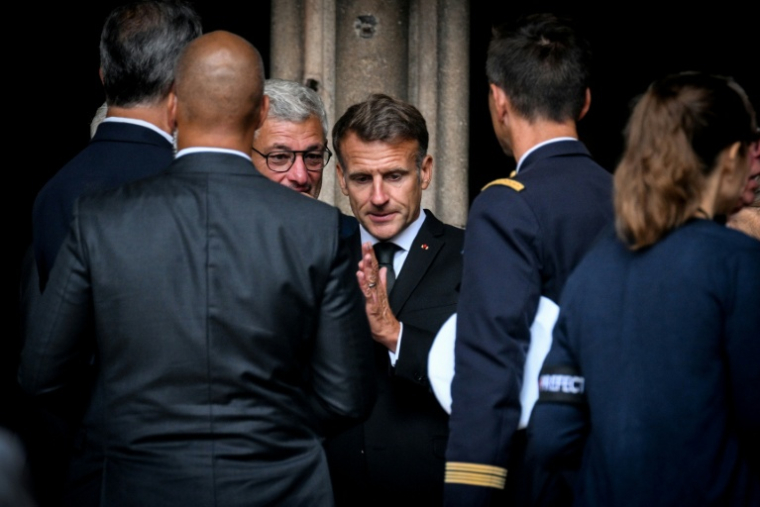Le chef de l'Etat Emmanuel Macron aux obséques de François Patriat le 25 août 2026, à Semur-en-Auxois (Côte d'or) ( AFP / OLIVIER CHASSIGNOLE )