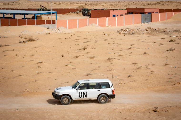 Un véhicule de la mission de maintien de la paix de l'ONU au Sahara occidental (Minurso) circule du côté marocain du point de passage frontalier entre le Maroc et la Mauritanie à Guerguerat, au Sahara occidental, le 25 novembre 2020 ( AFP / Fadel SENNA )
