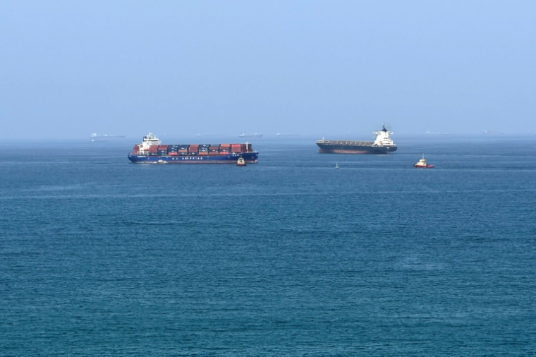 Des navires commerciaux au large du terminal de conteneurs de Khor Fakkan, dans l'émirat de Sharjah sur le golfe d'Oman, le 28 juin 2026 ( AFP / - )