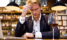 Les réactions d’hypersensibilité aux boissons alcoolisées, et particulièrement au vin rouge, sont relativement fréquentes. (crédit: Adobe Stock)