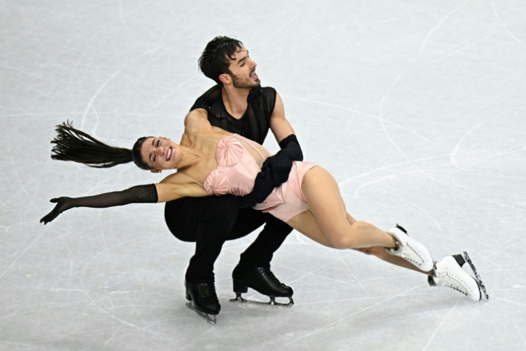 Guillaume Cizeron et Laurence Fournier Beaudry brillants en danse rythmique aux Jeux de Milan Cortina, le 9 février 2026  ( AFP / Gabriel BOUYS )